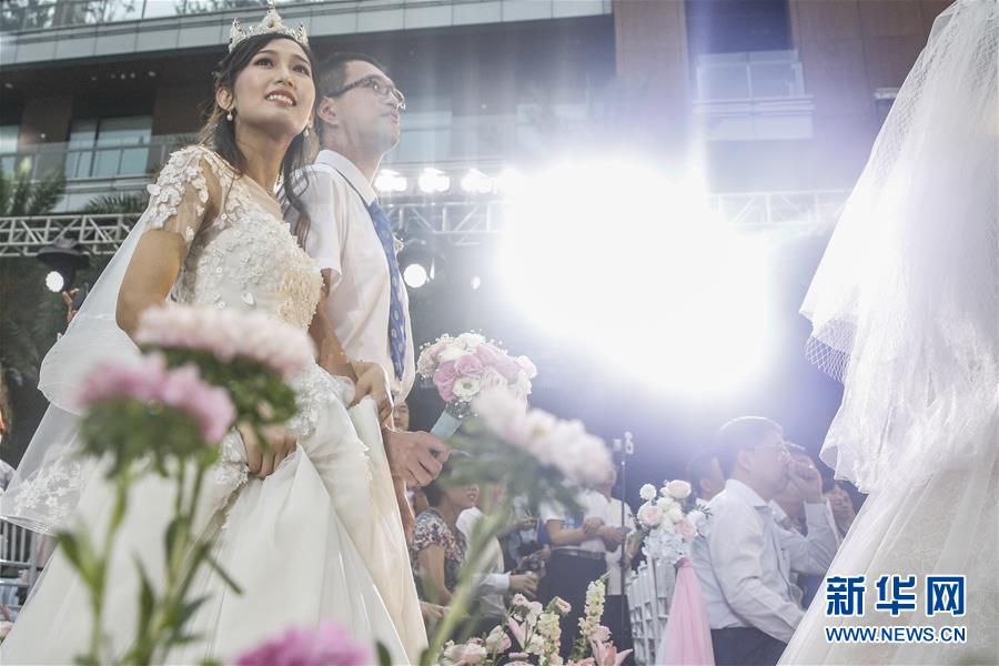 (社会)(10)战“疫”情侣 集体婚礼