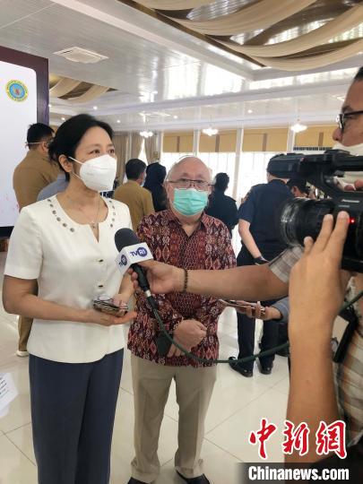 图为中国驻棉兰总领事邱薇薇(左)接受印尼当地媒体采访。印尼苏北省对外友协 供图