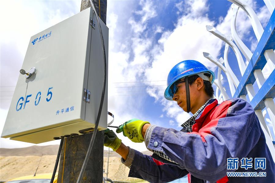 (社会)(4)光纤入户 连接高原山村内外