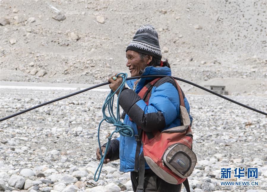 （体育·图文互动）（7）登完珠峰，他回家放牛