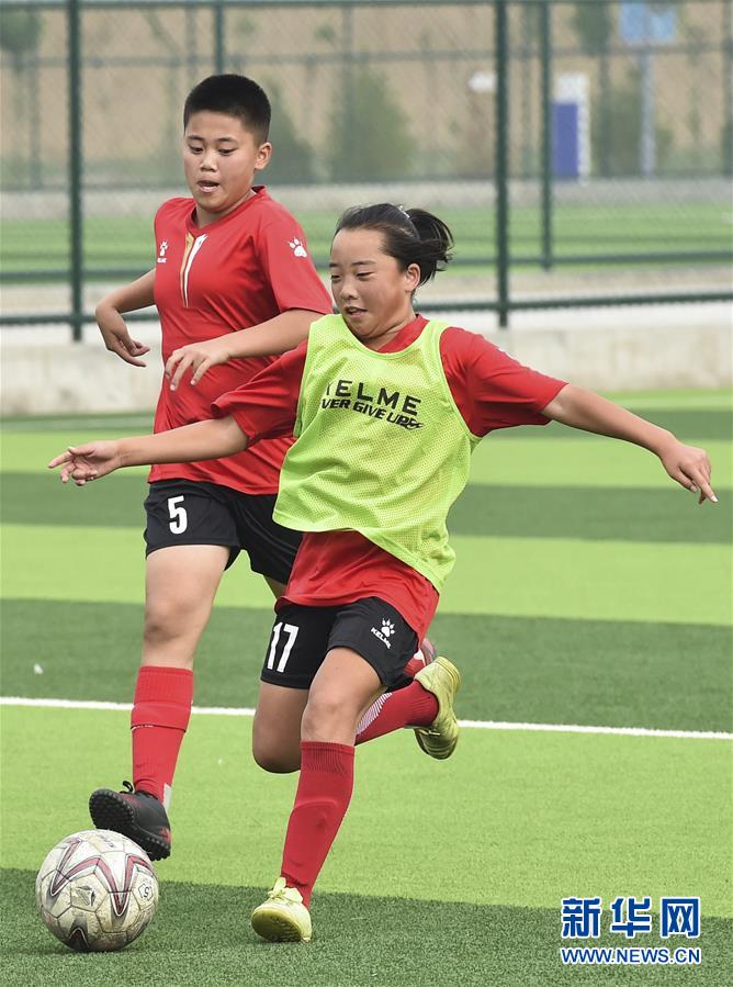 （体育）（3）足球——女足小将 备战不懈