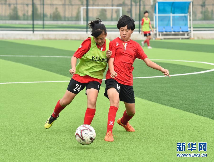 （体育）（4）足球——女足小将 备战不懈