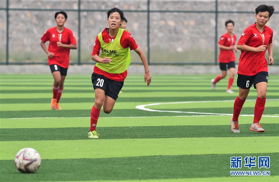 （体育）（2）足球——女足小将 备战不懈