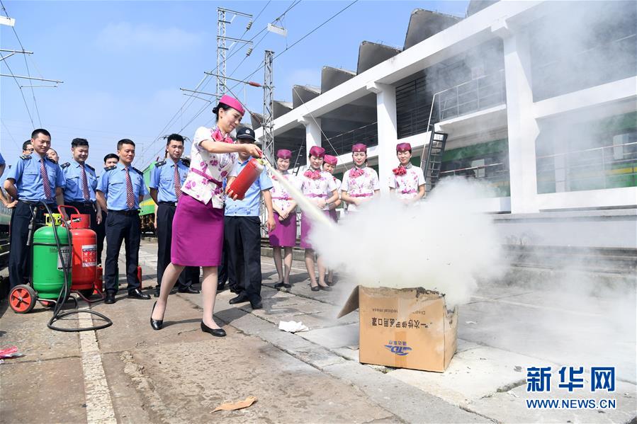 （社会）（2）重庆铁路部门联合开展消防实战演练