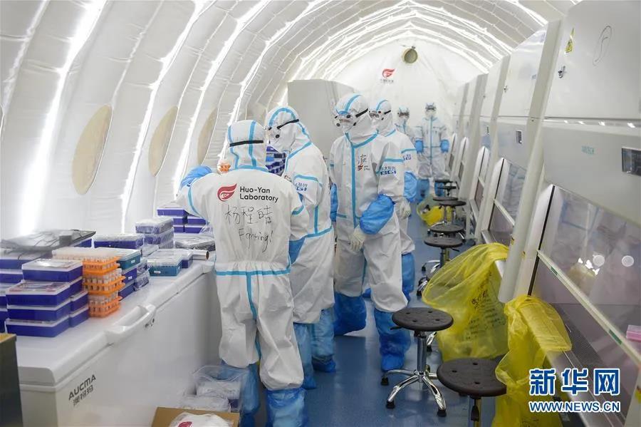 ▲ 北京首座气膜版“火眼”核酸检测实验室，工作人员在做准备工作。图片来源：新华网