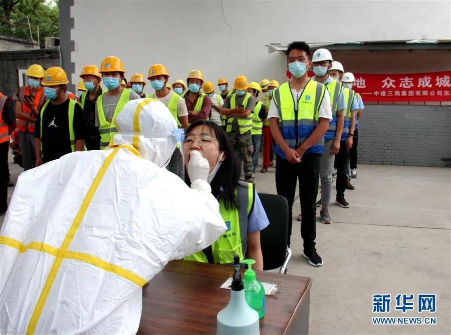 ▲ 中建三局北京公司一项目工地，工人接受核酸检测。来源：新华网
