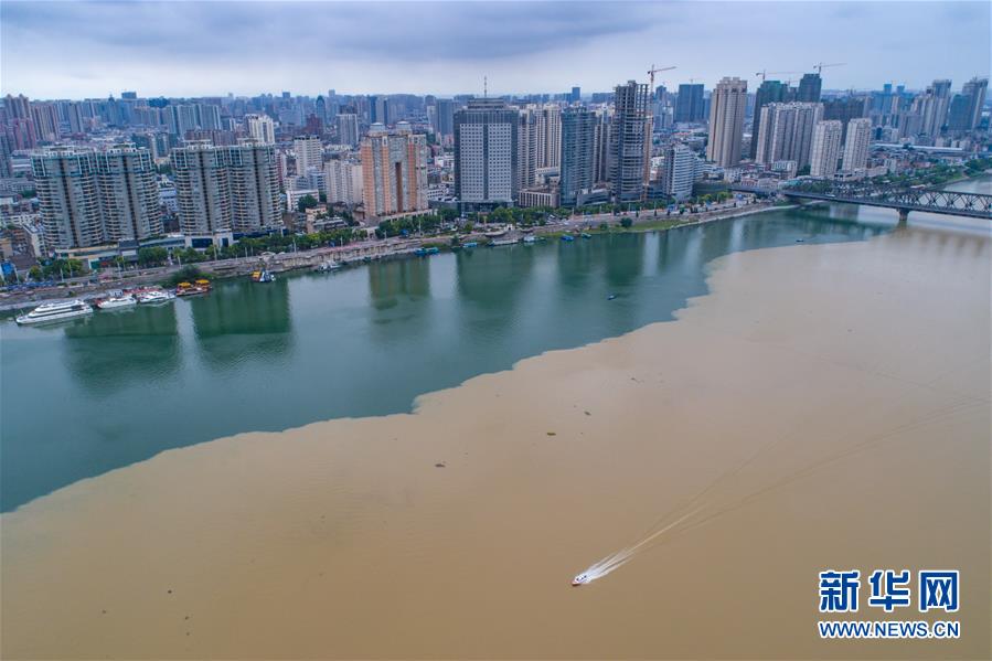 #（环境）（1）湖北襄阳：雨后汉江“泾渭分明”