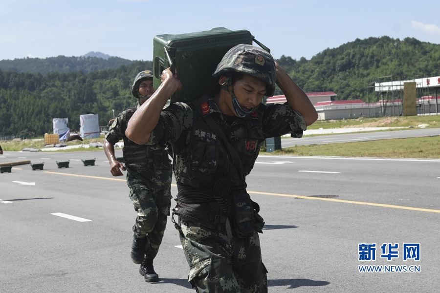 武警特战官兵高温下"淬火"