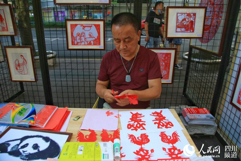 文化市集的剪纸。人民网朱虹 摄