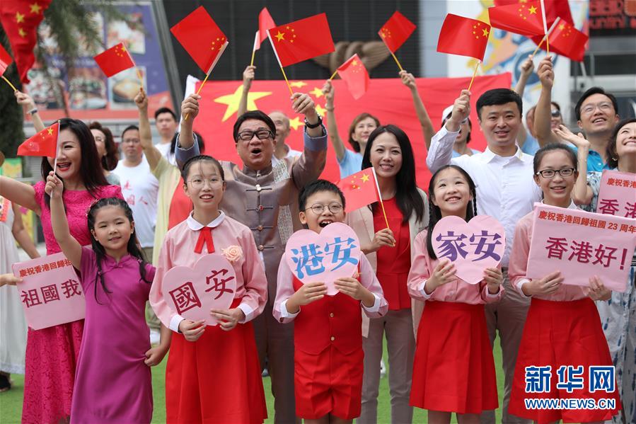 (港澳台·图文互动)(2)特写:香港市民唱响心中的国歌