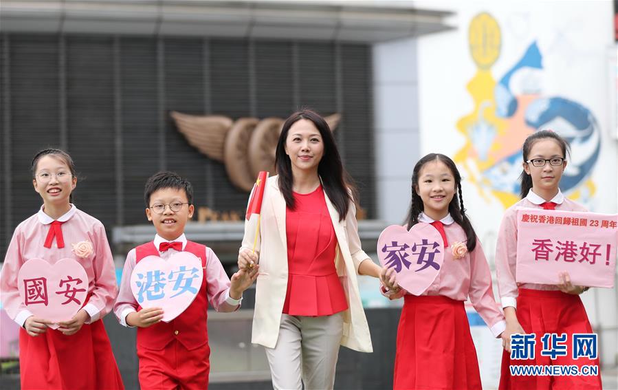 (港澳台·图文互动)(3)特写:香港市民唱响心中的国歌