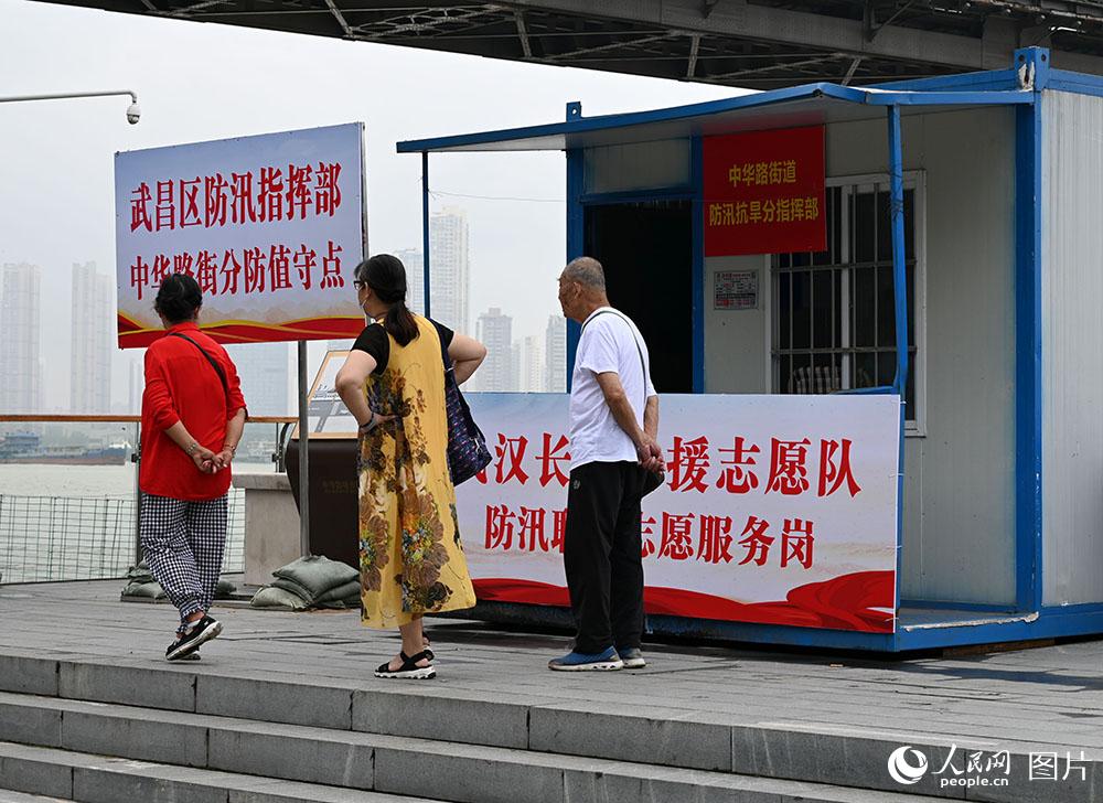 武昌沿江大道江堤上建好的防汛值守点。