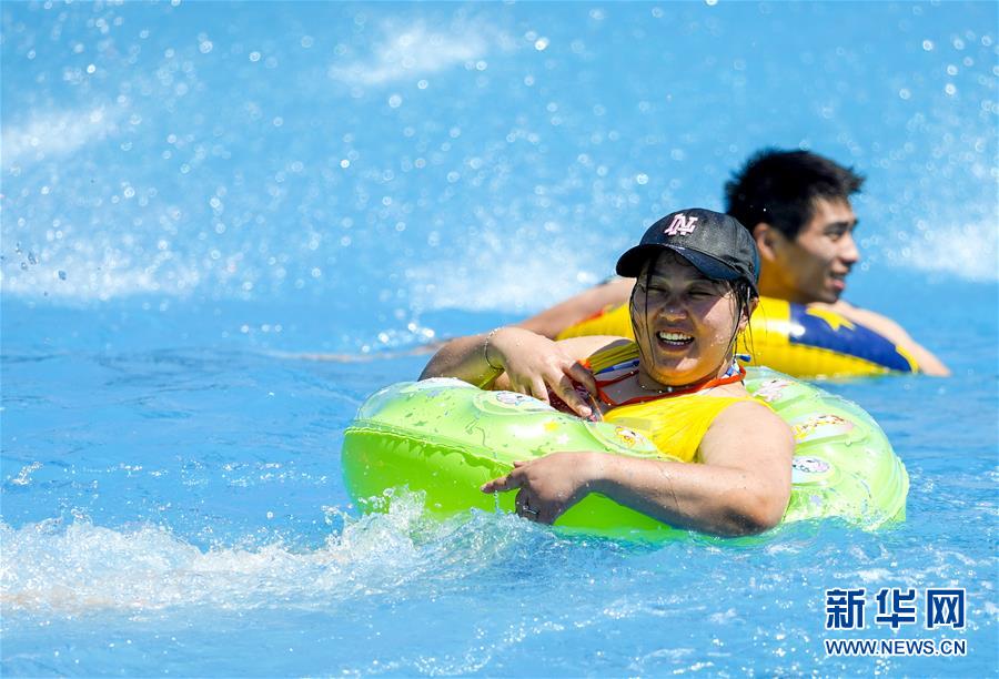 （社会）（4）重庆：市民水中觅清凉