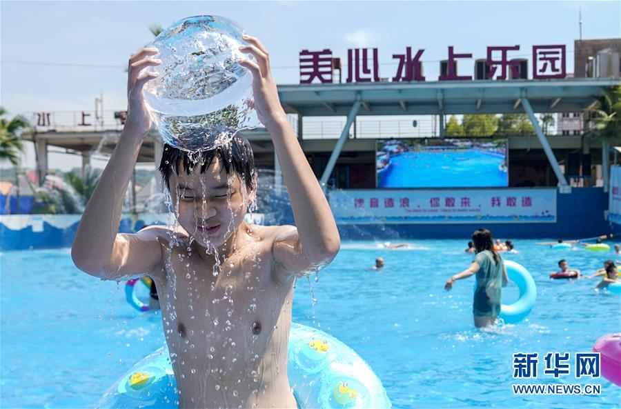 （社会）（3）重庆：市民水中觅清凉
