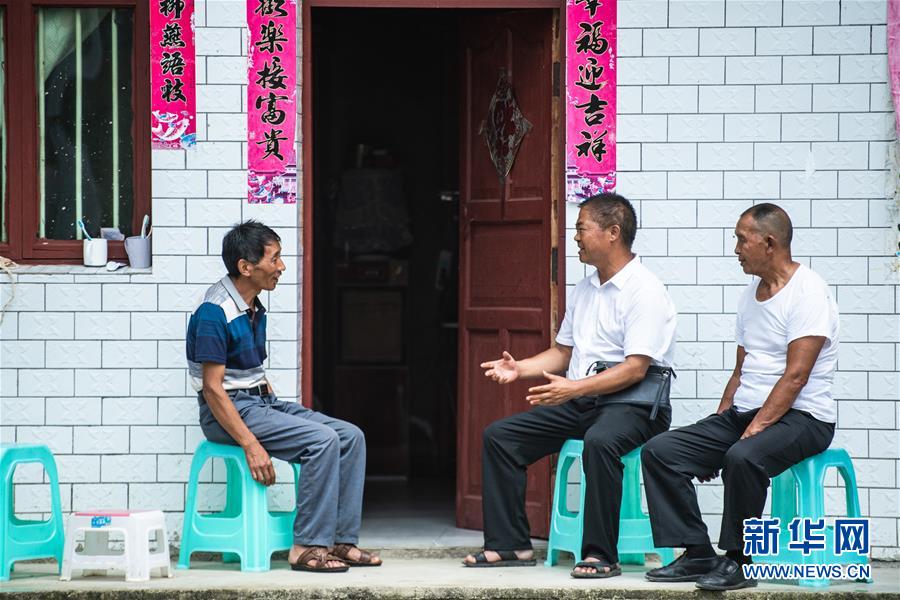 （新华全媒头条·图文互动）（3）脱下军装，奔赴没有硝烟的“战场”——贵州“兵支书”脱贫攻坚一线显身手