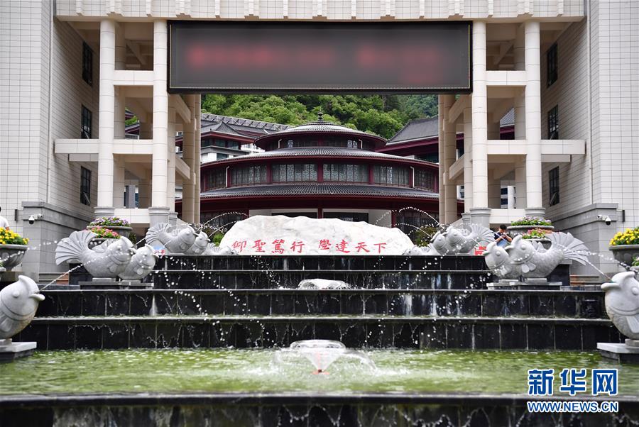 （新华视点·图文互动）（3）学校建漂亮点本无错，为何这所“豪华中学”让人困惑？