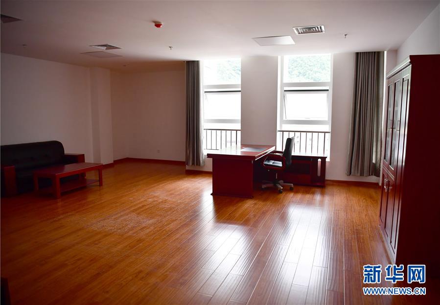 （新华视点·图文互动）（6）学校建漂亮点本无错，为何这所“豪华中学”让人困惑？