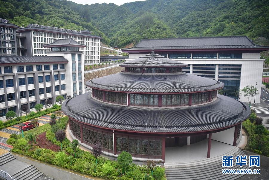 （新华视点·图文互动）（4）学校建漂亮点本无错，为何这所“豪华中学”让人困惑？