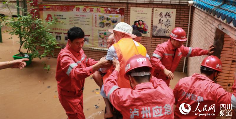 泸州市综合应急救援支队队员救助被困群众。泸州市应急管理局供图