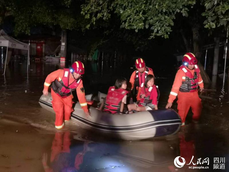 深夜转移群众。泸州市应急管理局供图