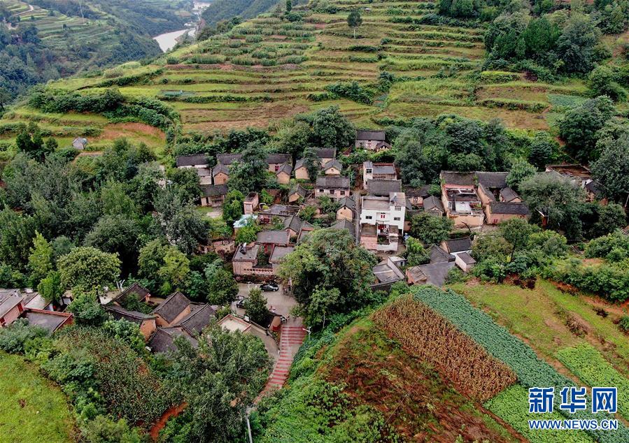 （脱贫攻坚·图片故事）（2）伏牛山区脱贫故事——手绘山村小康景