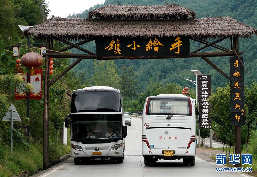 （脱贫攻坚·图片故事）（3）伏牛山区脱贫故事——手绘山村小康景