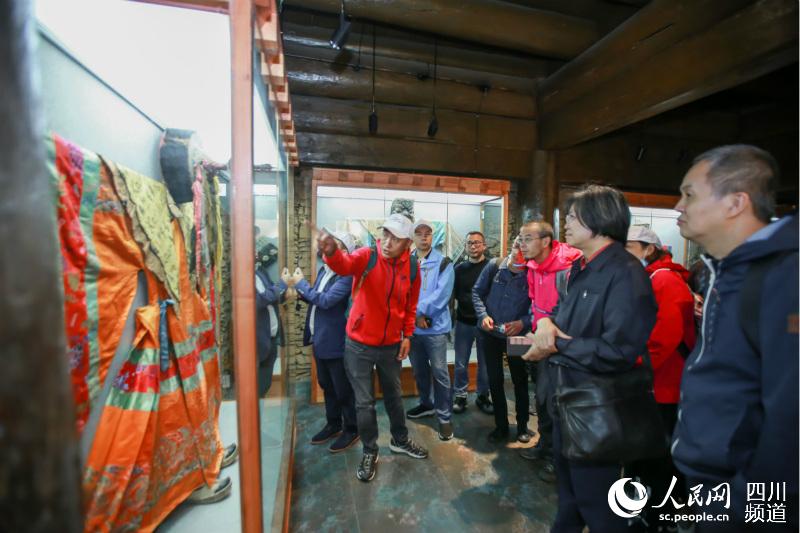 翁堆老师在州非遗馆给大家讲解藏式袍装。主办方供图