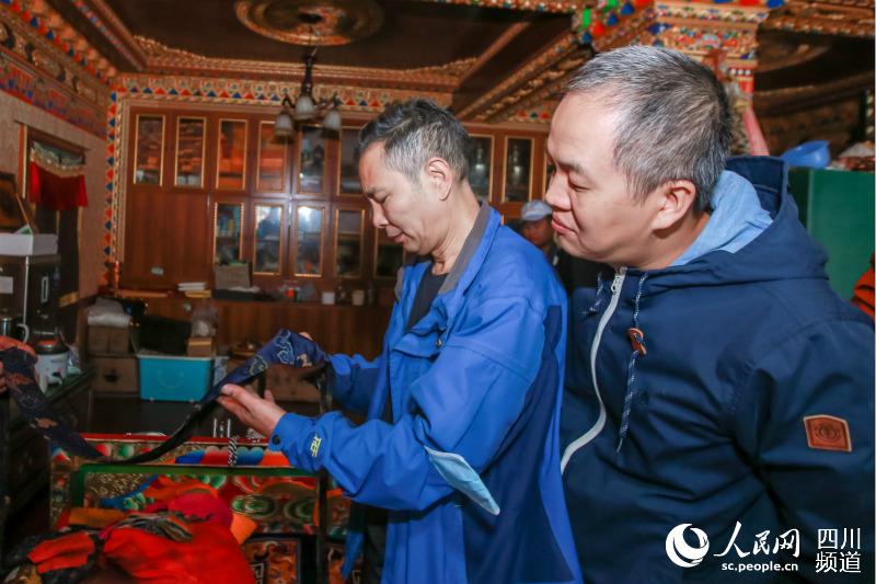 专家现场仔细查看文物细节。主办方供图