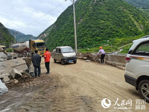 九龙公路分局垮塌路段进行紧急抢修。四川路网供图