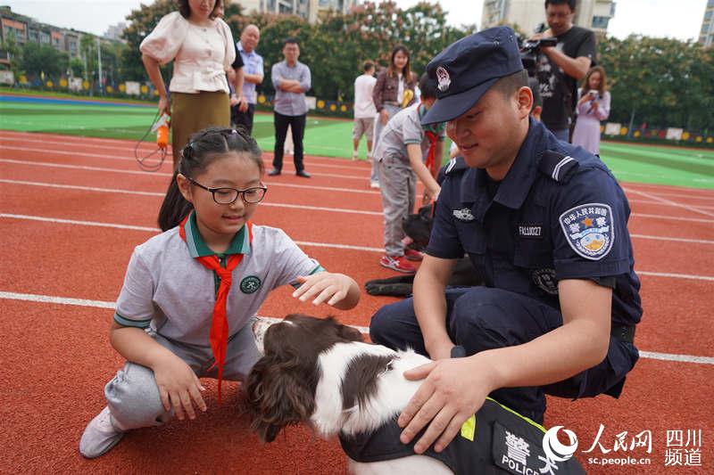 “警”色非凡——“爱成都·迎大运”平安成都“少警联盟”招募暨公共安全教育进校园活动启动仪式。成都市公安局温江分局供图