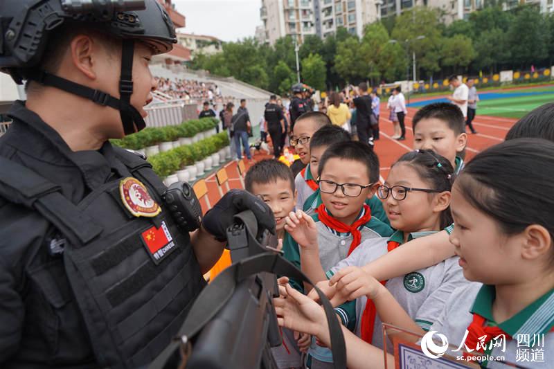 “警”色非凡——“爱成都·迎大运”平安成都“少警联盟”招募暨公共安全教育进校园活动启动仪式。成都市公安局温江分局供图