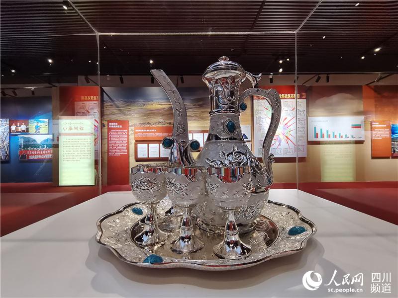 成就展展品。罗昱 摄