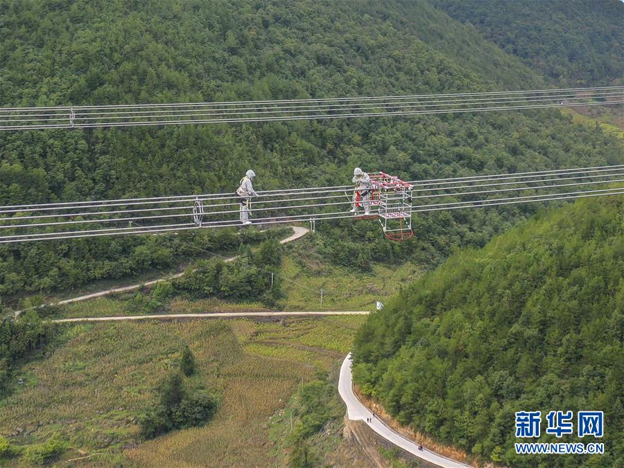 （社会）（3）国家电网公司完成首次山地特高压线路直升机带电检修任务