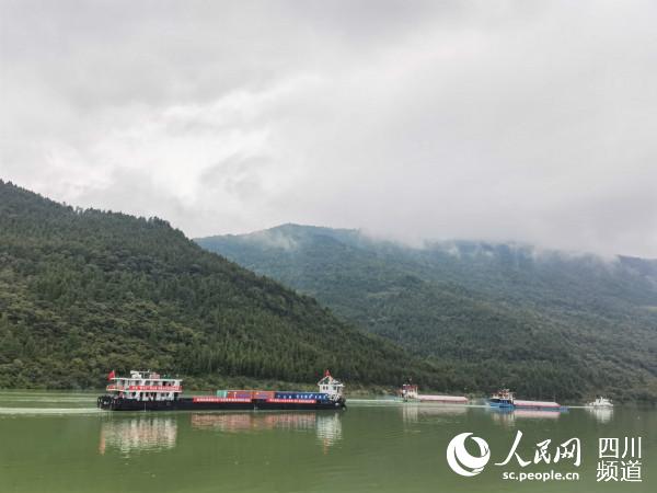 装载700吨集装箱货物的班轮从嘉陵江广元港启航。 郭莹 摄