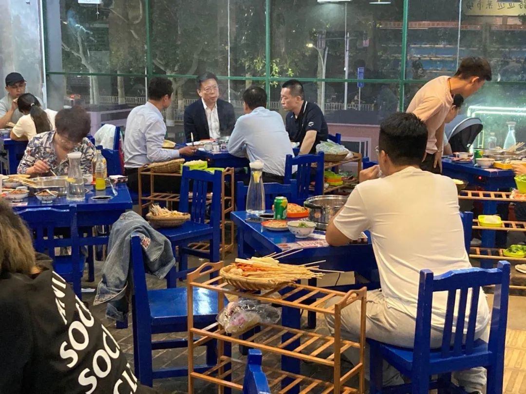 淄博市委书记江敦涛请客撸串。