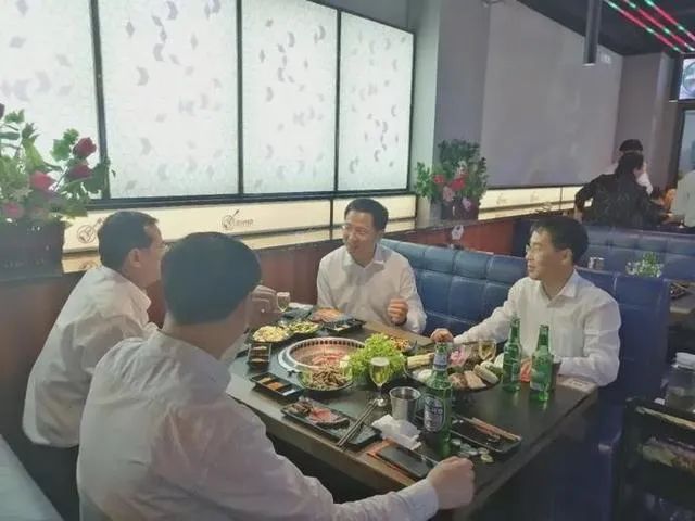 潍坊市委书记惠新安下馆子吃烤肉。