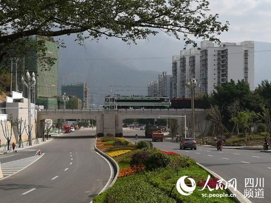 改造后的香城大道“穿越”成昆铁路既有线改扩建工程通过交验正式通车。蒋荣生 摄