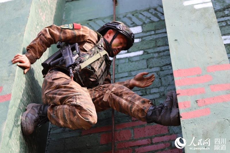 11月20 日，武警战士利用多种地形开展攀登训练。 李华时 摄