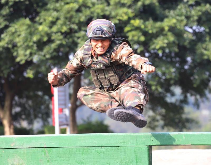 11月20日，武警战士飞跃障碍。 李华时 摄