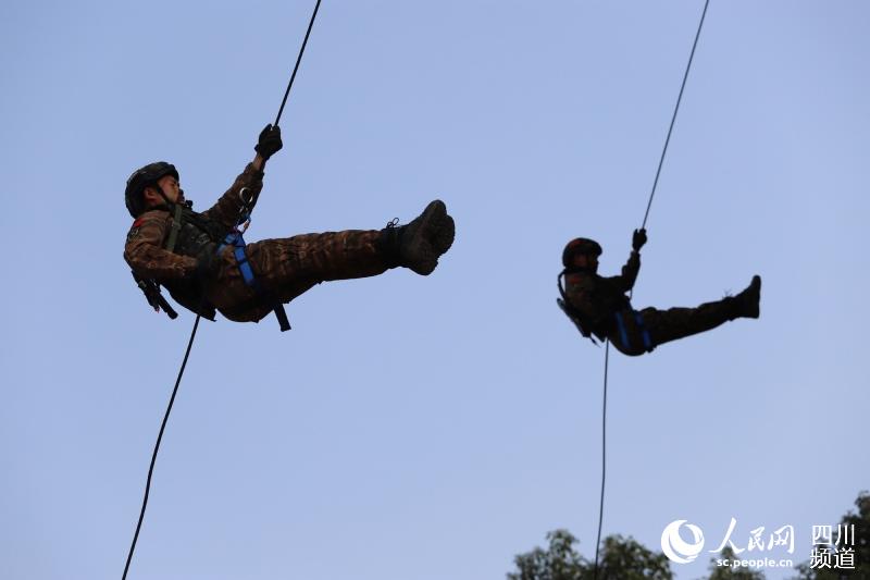 11月20日 ，武警战士进行攀登锁降训练。 李华时 摄