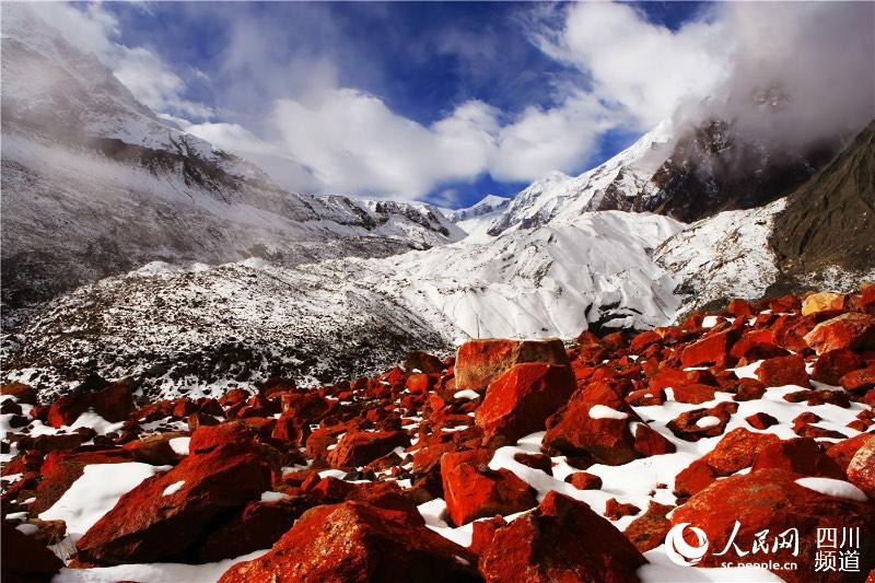 红石映白雪。海螺沟景区管理局供图