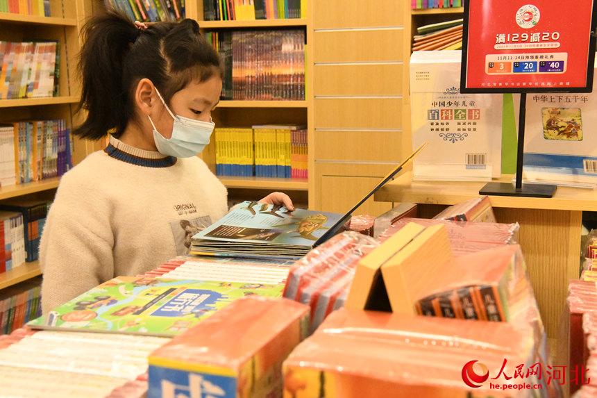 邯郸市广平县的小朋友在人民路新华书店内阅读书籍。 程学虎摄
