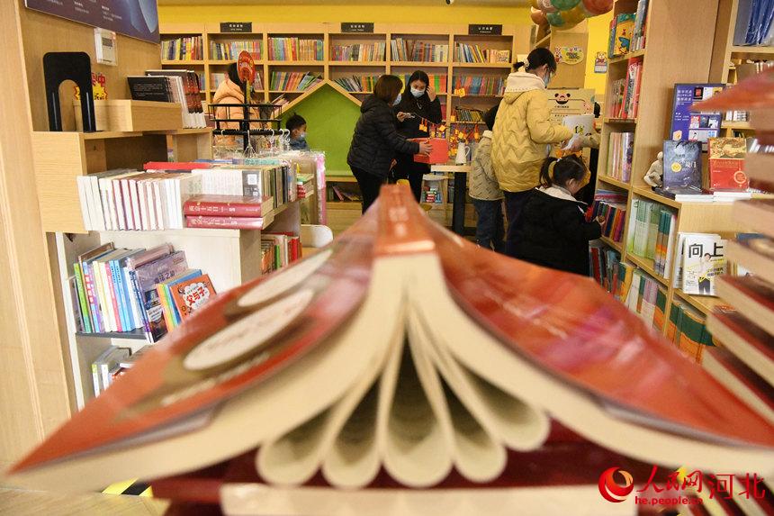 邯郸市广平县市民带着孩子在书店挑选图书。 程学虎摄
