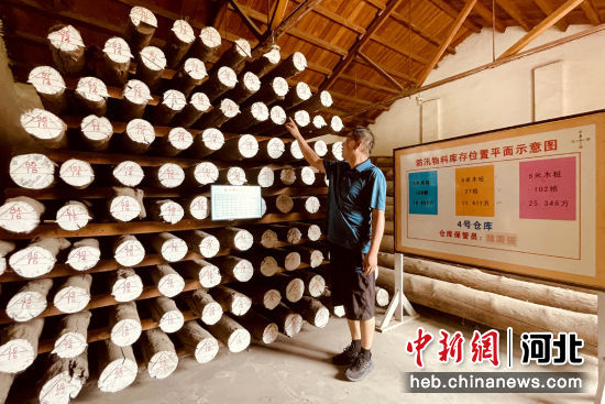图为馆陶县工作人员在清点防汛物资。 郭江鹏 摄