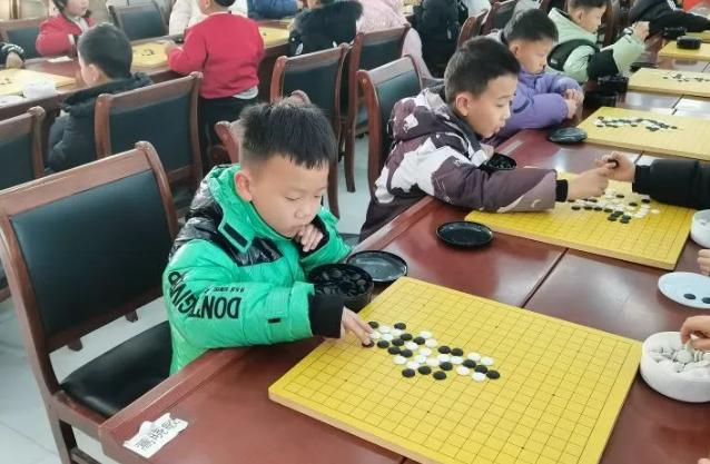 魏县第五小学举办围棋对抗赛