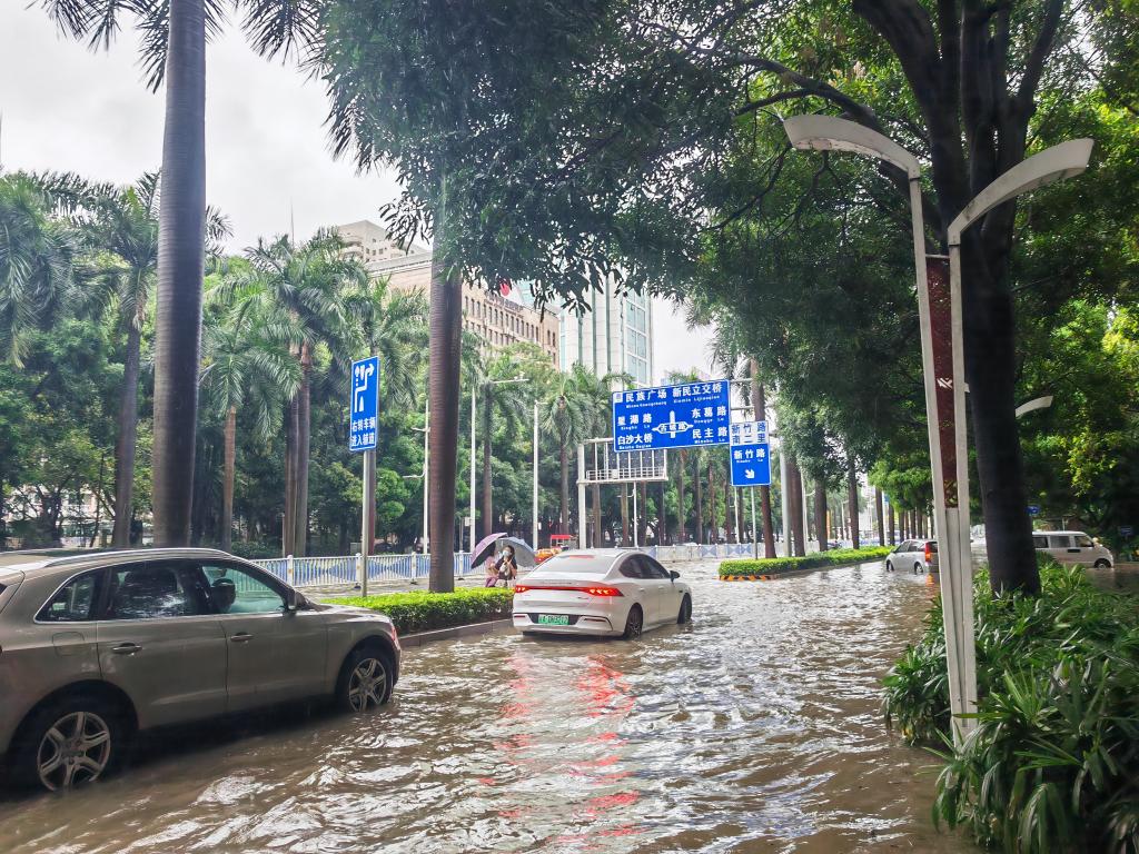 强降雨致广西南宁多处内涝 多部门全力救援