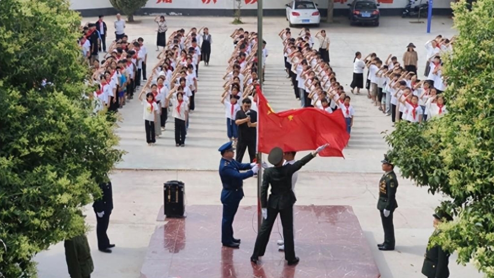 老兵胸怀报国志 学子心系爱国情 商丘市梁园区退役军人事务局“我是老兵”护旗队走进刘口镇东刘小学