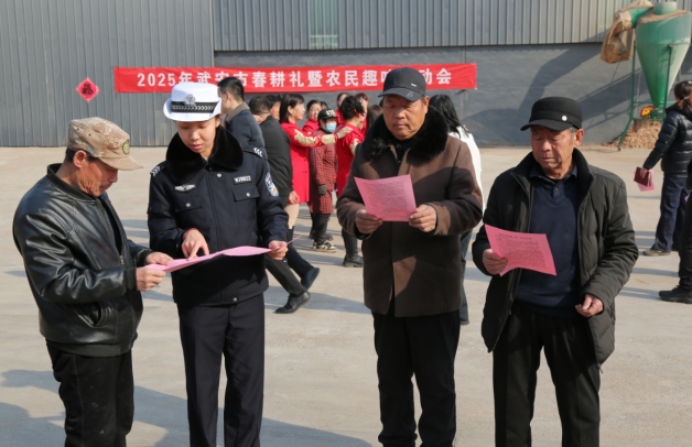 武安交警大队助力春耕文化节交通安全宣传入人心