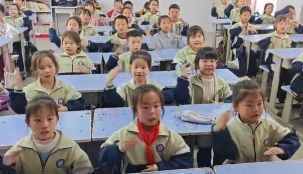 邯郸经开区南沿村完小一年级萌娃学《弟子规》手势舞，传承国学经典