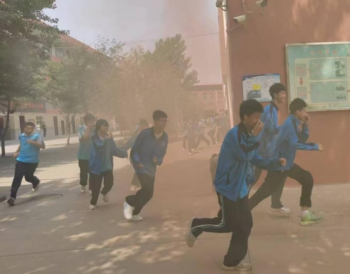 邯郸市第十七中学举行消防演练筑牢生命防线